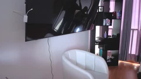 Snapshot of nickywindsor chatting on October 23, 5:44 pm Nicky online show from October 23, 5:44 pm