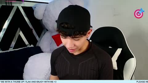 Snapshot of nico_cruz chatting on February 19, 4:44 am nico online show from February 19, 4:44 am