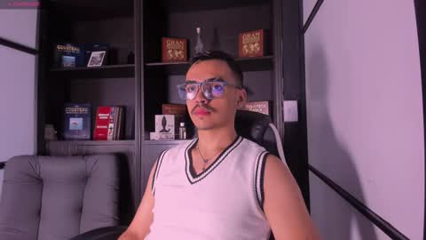 Snapshot of nicokingg_ chatting on November 18, 1:33 am Nico King online show from November 18, 1:33 am