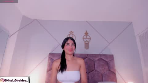 Snapshot of nicol_giraldo chatting on April 6, 3:48 am Nicol online show from April 6, 3:48 am