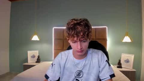 Snapshot of nicolasferrer18 chatting on November 19, 7:36 pm nicolasferrer18 online show from November 19, 7:36 pm