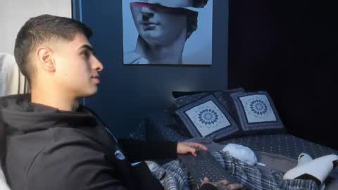 Snapshot of nicolasmuscle chatting on March 8, 4:33 pm Andres online show from March 8, 4:33 pm