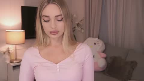 Snapshot of nicole_blueberry chatting on July 7, 7:18 pm Nicole online show from July 7, 7:18 pm