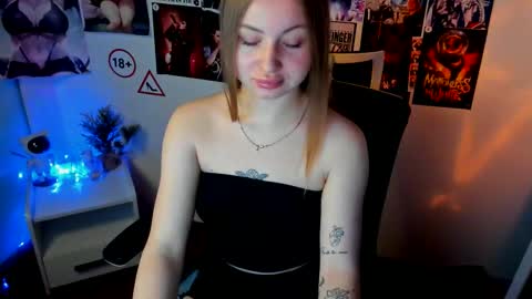 Snapshot of nicoledior_ chatting on October 12, 6:45 am Nicole online show from October 12, 6:45 am