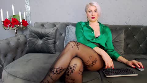 Nicole Domme online show from January 20, 1:11 pm