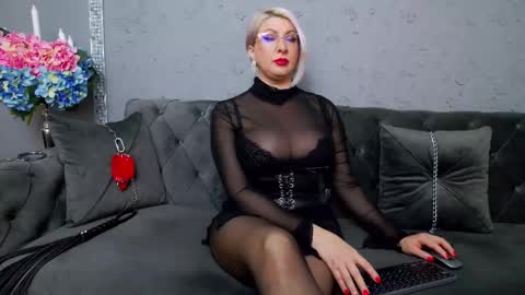 Nicole Domme online show from November 24, 1:11 pm