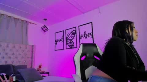 nicolee millerr online show from June 9, 12:17 pm
