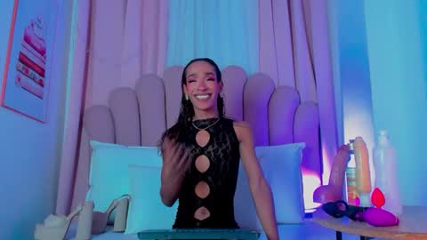 nicolemadrird online show from September 18, 3:30 am