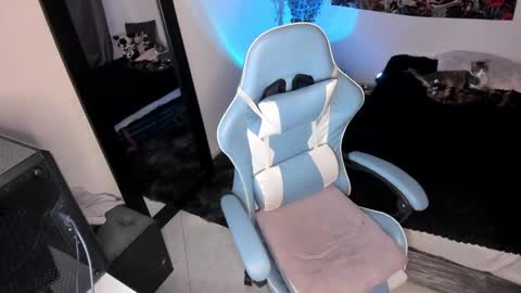 Nicol independent model online show from February 1, 10:13 pm