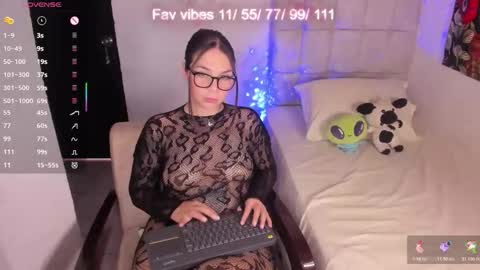 Nicol independent model online show from May 1, 3:16 pm