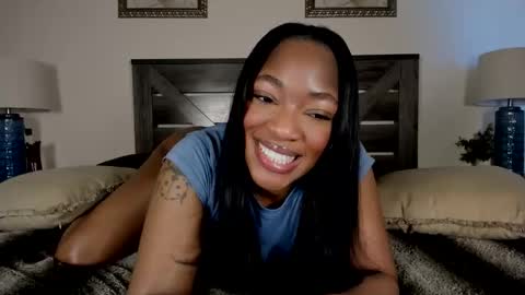 Snapshot of nicolesolace chatting on March 28, 9:25 pm Nicole online show from March 28, 9:25 pm