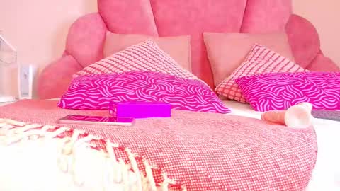 N I C O L E T  online show from November 25, 7:58 pm