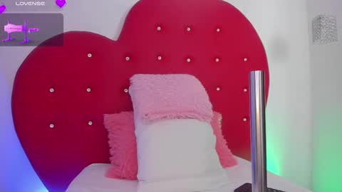 nicolette online show from February 25, 12:45 pm