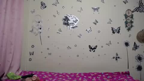nicolle_sky online show from June 26, 8:19 am