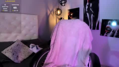 Nicolle online show from December 14, 2:00 pm