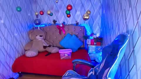 Nicolle Miley online show from December 14, 4:07 am