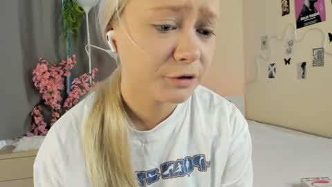 Hannah help me get 50 thumbs up online show from July 15, 5:23 am