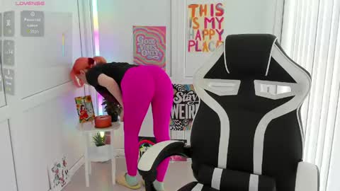 Snapshot of nightleaf_ chatting on May 4, 12:45 pm Bestie online show from May 4, 12:45 pm