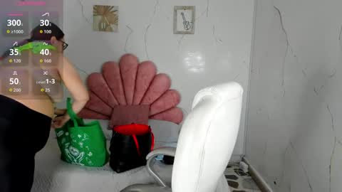 Snapshot of niickyjones chatting on March 30, 5:41 am Anni online show from March 30, 5:41 am