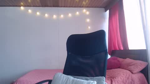 Niina Jones online show from January 7, 2:41 pm