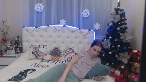 nikastarkk online show from December 12, 1:43 am