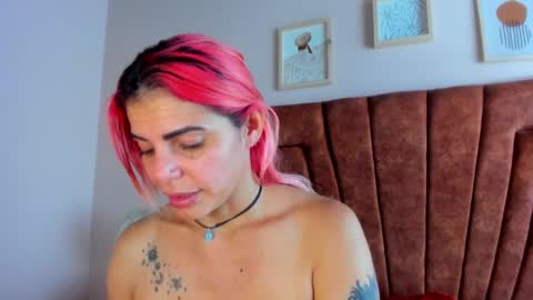 Snapshot of niki_santana chatting on February 10, 10:42 am niki online show from February 10, 10:42 am