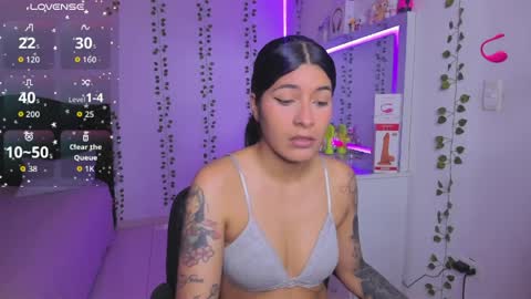 Snapshot of nikibryce_ chatting on April 4, 12:09 am Niki online show from April 4, 12:09 am