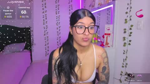 Snapshot of nikibryce_ chatting on April 12, 1:10 am Niki online show from April 12, 1:10 am