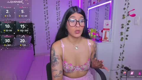 Snapshot of nikibryce_ chatting on April 16, 12:55 am Niki online show from April 16, 12:55 am