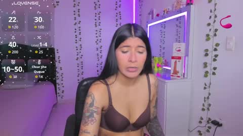 Snapshot of nikibryce_ chatting on April 19, 3:44 pm Niki online show from April 19, 3:44 pm