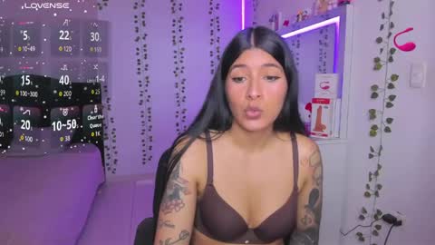 Snapshot of nikibryce_ chatting on April 19, 6:10 pm Niki online show from April 19, 6:10 pm