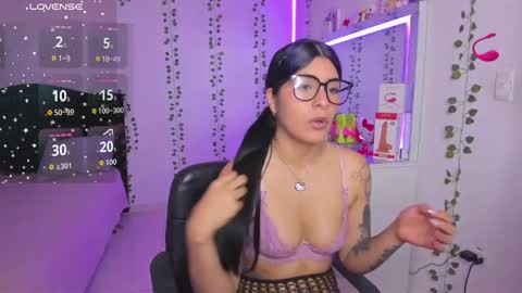 Snapshot of nikibryce_ chatting on April 21, 1:18 am Niki online show from April 21, 1:18 am