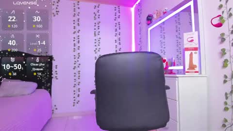 Snapshot of nikibryce_ chatting on May 7, 1:11 am Niki online show from May 7, 1:11 am