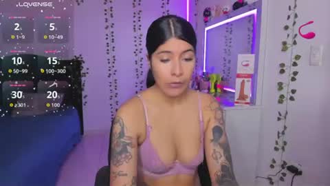Snapshot of nikibryce_ chatting on June 17, 1:08 am Niki online show from June 17, 1:08 am