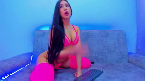 nikii_white online show from April 15, 5:14 am
