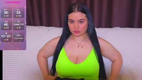 Snapshot of nikki_kardashian chatting on February 6, 11:37 pm Nikki Kardashian online show from February 6, 11:37 pm