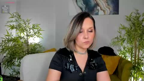 Snapshot of nikki_mi1k chatting on May 12, 9:28 am Nikki online show from May 12, 9:28 am