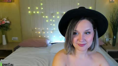 Snapshot of nikki_mi1k chatting on May 17, 9:38 am Nikki online show from May 17, 9:38 am