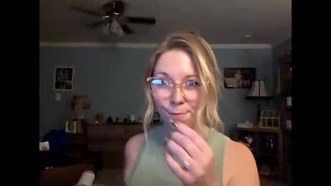 Snapshot of nikkib653466 chatting on March 31, 11:27 pm nikkib653466 online show from March 31, 11:27 pm
