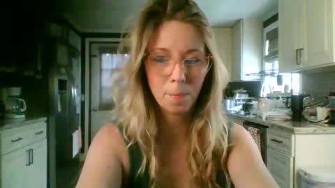 Snapshot of nikkib653466 chatting on April 2, 5:10 pm nikkib653466 online show from April 2, 5:10 pm