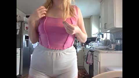 Snapshot of nikkib653466 chatting on April 3, 4:27 pm nikkib653466 online show from April 3, 4:27 pm