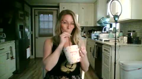 Snapshot of nikkib653466 chatting on April 10, 5:28 pm nikkib653466 online show from April 10, 5:28 pm