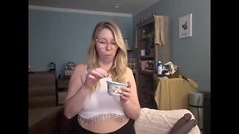 Snapshot of nikkib653466 chatting on April 15, 9:37 pm nikkib653466 online show from April 15, 9:37 pm