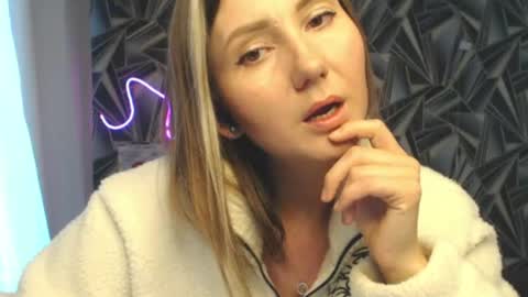 Snapshot of nikkikiss___ chatting on June 19, 1:32 am nikkikiss___ online show from June 19, 1:32 am