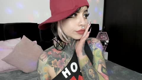 Nikki Ramone   online show from December 12, 12:44 pm