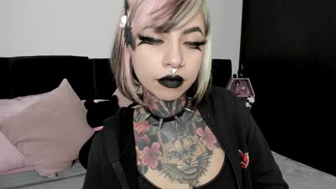 Nikki Ramone   online show from December 18, 12:29 pm