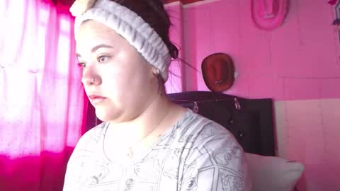Snapshot of nikkirous_ chatting on February 17, 1:29 pm Nikkirous online show from February 17, 1:29 pm