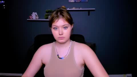 Snapshot of nikol_kitt chatting on December 17, 10:32 pm Little Niko Help me reach my goals online show from December 17, 10:32 pm
