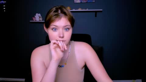 Snapshot of nikol_kitt chatting on December 18, 1:37 am Little Niko Help me reach my goals online show from December 18, 1:37 am