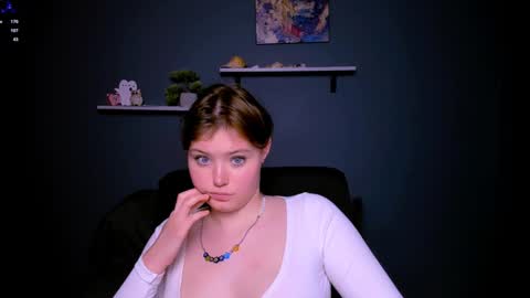 Snapshot of nikol_kitt chatting on December 18, 4:53 am Little Niko Help me reach my goals online show from December 18, 4:53 am